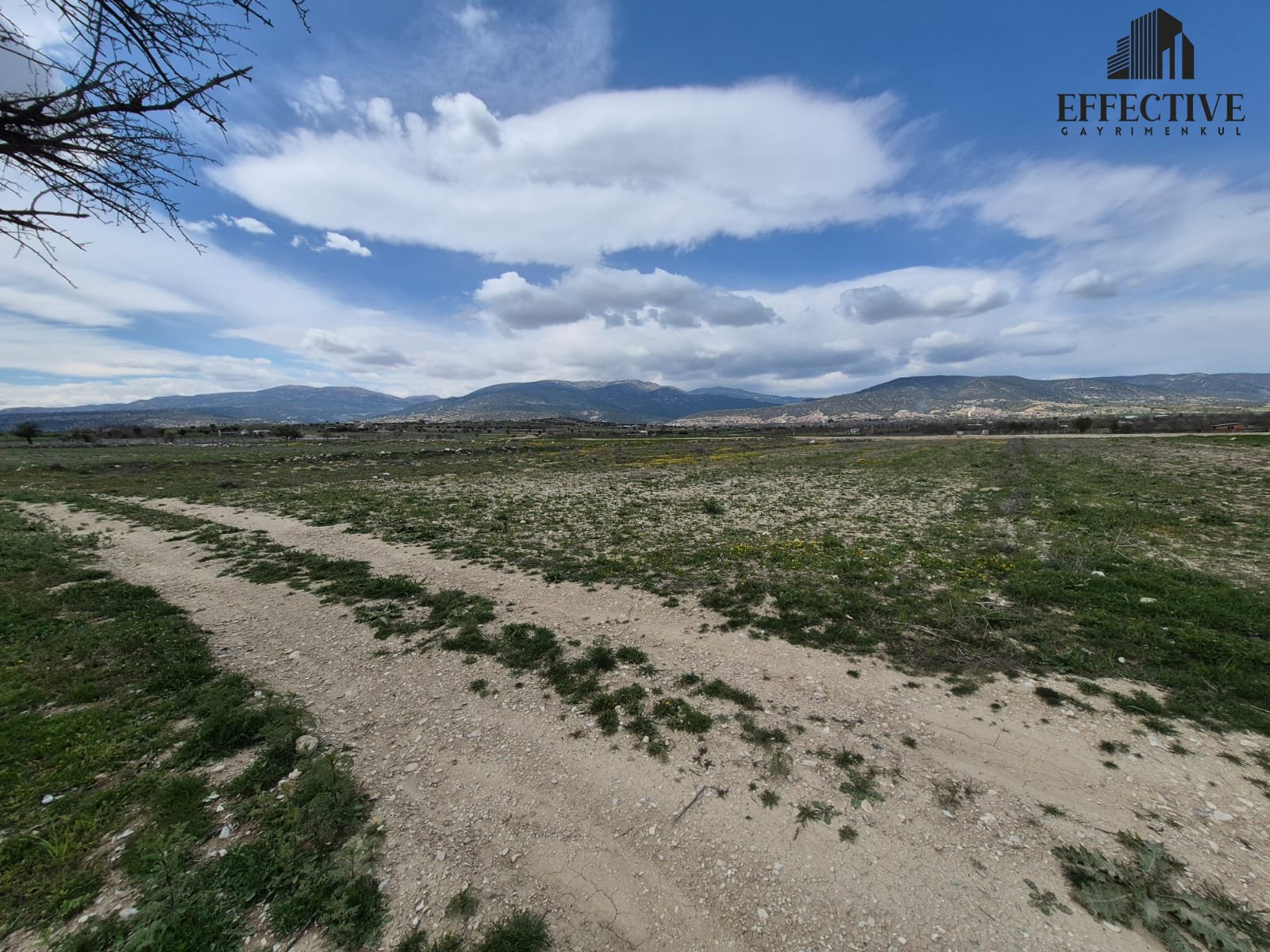 KORKUTELİ YEŞİLYAYLA'DA 1988 M² SATILIK TARLA *REF511